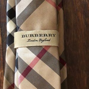 Authentic Burberry Modern Cut Check Silk Twill Tie
